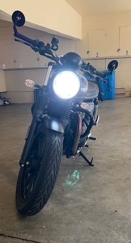 Customer photo review of Brogue Moto Retro Inspired Triumph Modern Classic 7" LED Headlight Kit - 2016+ Thruxton - Scrambler - Bonneville T100 - T120 - Speed Twin - Street Twin