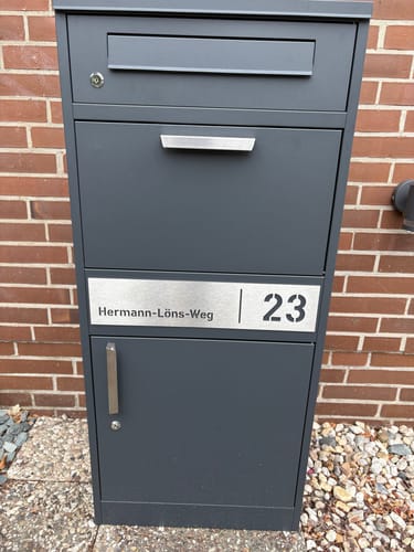 Customer photo review of Paketbox PB1 mit Briefkasten | anthrazit - RAL7016 | personalisiert mit Edelstahl-Schild