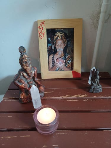 Customer photo review of Statuette ancienne rouge et or d'un ermite Lersi.