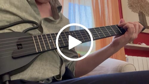 Customer video review of Donner HUSH™ C Chitarra acustica-elettrica da viaggio classica senza paletta con corde in nylon