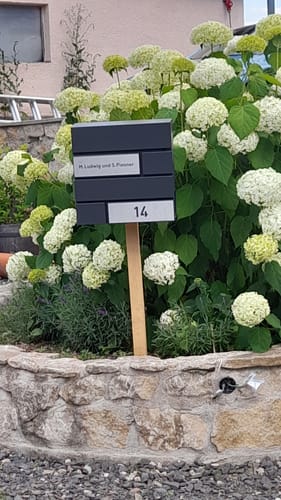 Customer photo review of AlbersDesign Briefkasten B4 in WUNSCHFARBE personalisiert mit Edelstahl-Schildern