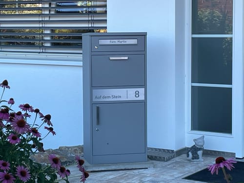 Customer photo review of Paketbox PB1 mit Briefkasten | graualuminium - RAL9007 | personalisiert mit Edelstahl-Schild