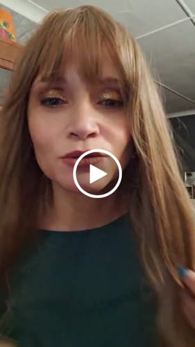 Customer video review of JBEXTENSION 28 Inches Brown With Highlight Curly Wig With Bangs YUNI