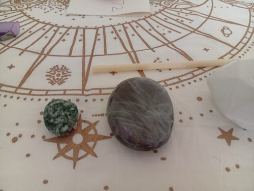 Customer photo review of Galet Labradorite Violette Spectrolite