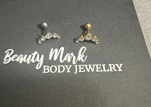 Customer photo review of Bubble Curve Cartilage Ring