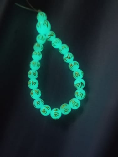 Customer photo review of Chapelet Bouddhiste de poignet en pierre Ye Ming Zhu gravée de mantra.