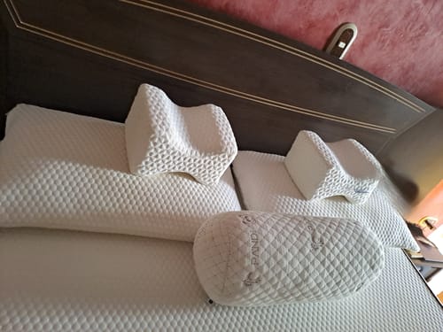 Reseña con foto de un cliente sobre KNEE