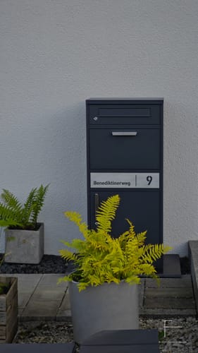 Customer photo review of Paketbox PB1 mit Briefkasten | anthrazit - RAL7016 | personalisiert mit Edelstahl-Schild