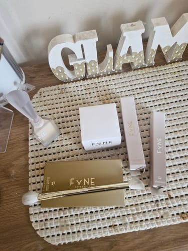 Customer photo review of FLAWLESS FINISH CONCEALER PRO BRUSH