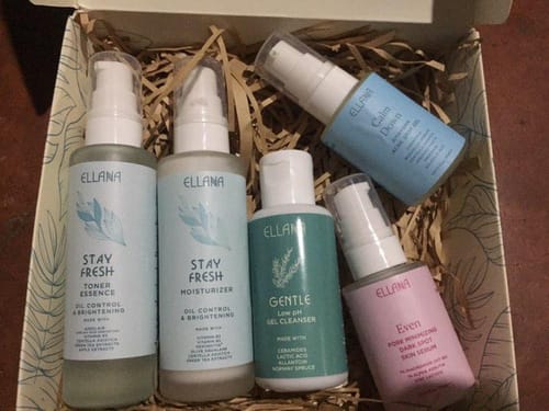 Customer photo review of Stay Fresh Moisturizer Controls Oil and Brightens
