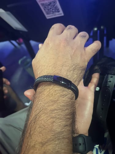 Customer photo review of Pulsera Negro Trenzado - Piel Natural