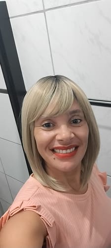 Customer photo review of Peruca Vicky Loira com Franja