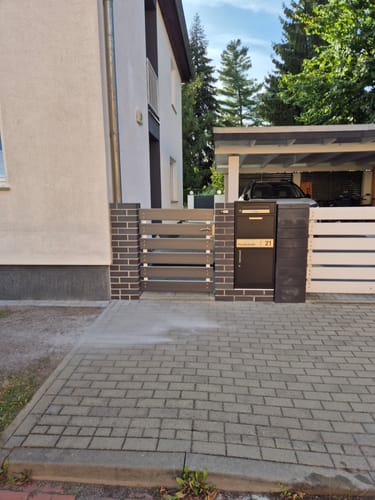 Customer photo review of Paketbox PB1 mit Briefkasten | schwarz (RAL9005) | personalisiert mit Edelstahl-Schild
