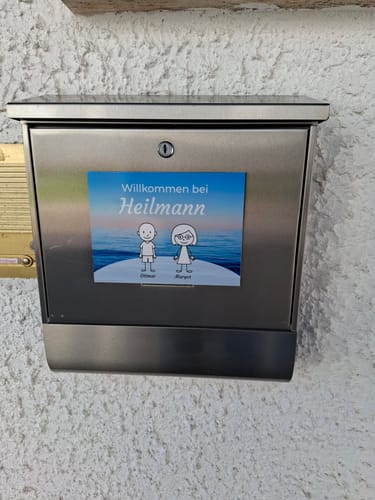 Customer photo review of Familien Türschild (UV- und wetterfest) inkl. Klebebefestigung