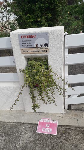 Customer photo review of Attention - Plaque de jardin personnalisée