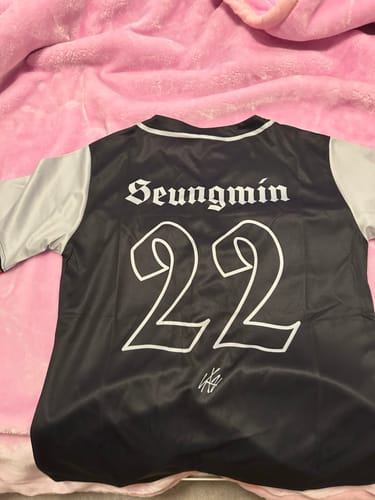Customer photo review of KPOP V-neck Digital Print Sports Jersey Top