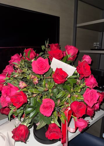 Customer photo review of 50 Box - Red & Hot Pink Roses