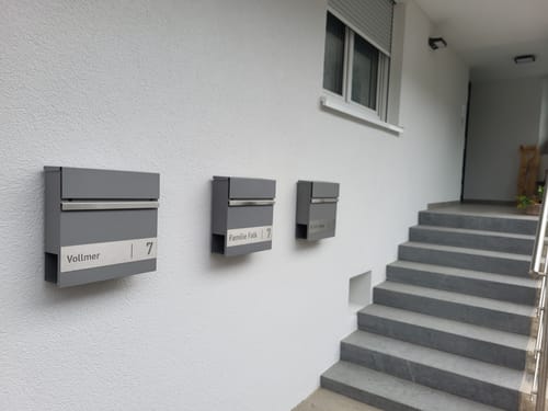 Customer photo review of AlbersDesign Briefkasten B3 in Graualuminium (RAL9007) personalisiert mit Edelstahlschild