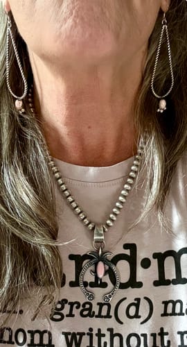Customer photo review of Eva & Linberg Billah Native American Sterling Silver Pink Conch Naja Pendant For Women