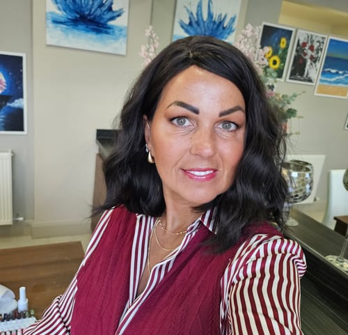 Customer photo review of JBEXTENSION 12 Inches Scalpiana Wave Midnight Brown( Black/Brown) 3.5X4 Hard Silky Top Natural Scalp Effect Wig with Bang BRADY