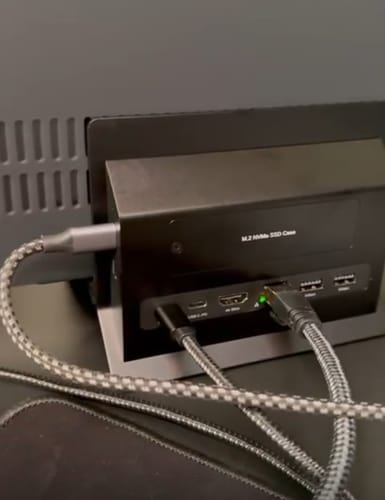 Customer photo review of PULWTOP Vertical MacBook Docking Station (11-in-1, HDMI, USB-C 10Gbps, M.2 NVME SSD case) Black