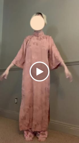 Customer video review of Jinghua Yao 镜花瑶 Mirrored Flower 1920s Calla Lily Jacquard Bell Sleeve Qipao