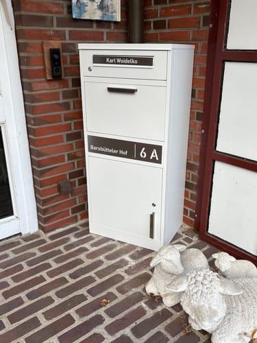 Customer photo review of Paketbox PB1 mit Briefkasten | weiß - RAL9003 | personalisiert mit Edelstahl-Schild