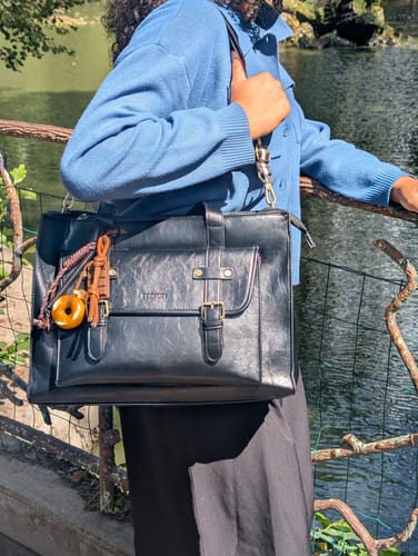 Customer photo review of Olivia's Classic PU Leather Handbag for 13-15.6 Inch Laptop Tote