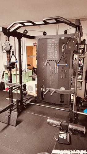 Kundenfoto der vollständig aufgebauten schwarzen SWAT Multipresse Low Version in einem Trainingsraum.