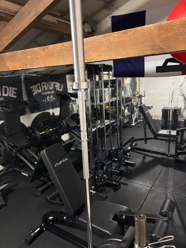 Ein Kunde zeigt sein gut ausgestattetes Heimstudio, in dem die R8 Fußstütze zum Einsatz kommt.