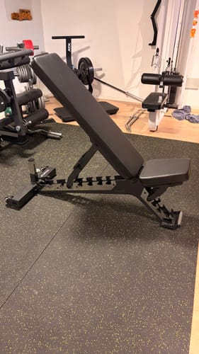 Kundenbild der verstellbaren Hantelbank B10, schräg gestellt in einem Home-Gym.