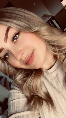 Kundin in einer Nahaufnahme, die den langen Cat-Eye-Look ihrer THE CLOUD SINGLE Wimpern zeigt.
