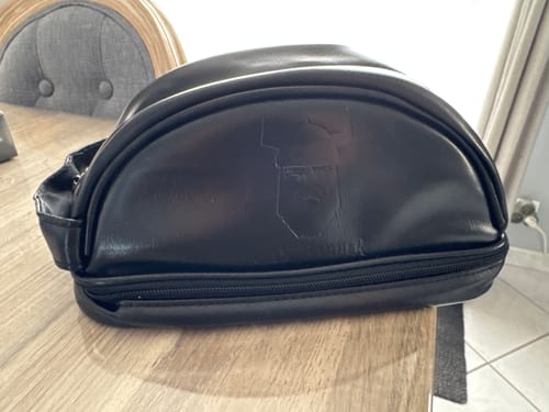 Avis d'un client montrant la Trousse Max-Barber® noire posée sur une table en bois.