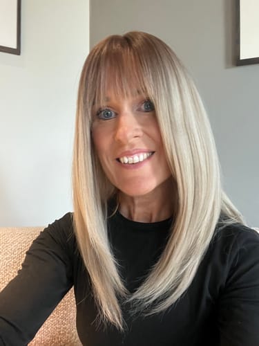 Customer photo review of Get this Influencer Look with Hard Silky Top LILA GOLDEN BLONDE