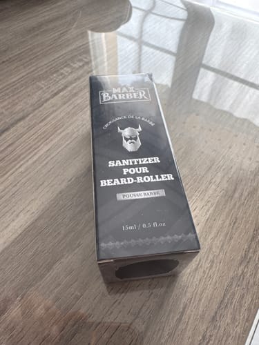 Avis d'un client : la boîte noire du Désinfectant pour Beard-Roller est posée sur une table.