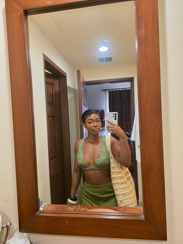 Customer wearing a short, styled Janet 1,2,3 28 piece wig in a mirror selfie.