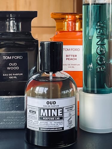 Recensore confronta il suo profumo OUD in flacone rotondo con altri profumi.