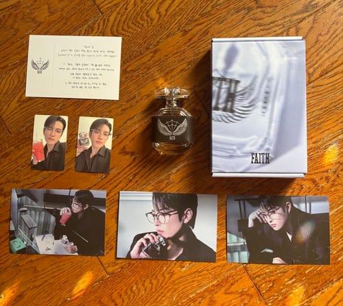 Customer's ATEEZ HONGJOONG FAITH perfume set displayed on a wooden surface with its box, photocards, and a small note card.