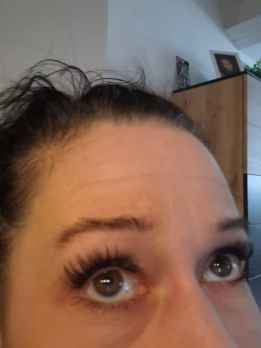 Nahaufnahme der Augen einer Kundin, die die langen, vollen Wimpern des Pretty Women Starter Kits trägt.