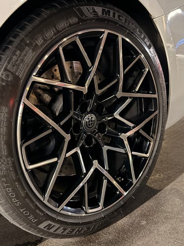 Customer photo review of BMW 50TH ANNIVERSARY FULL BLACK FLOATING WHEEL CENTRE CAP SET