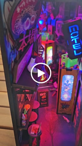 Customer video review of Neo Ramen MiniAlley – A Cyberpunk DIY Diorama Booknook