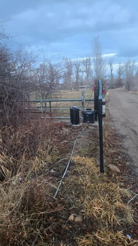 Customer's image of the gate area where they found their lost bag at dusk, thanks to the SPOTMINDERS Tracking Card.