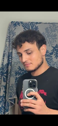 Client montrant ses cheveux bouclés courts et clairsemés avant d'utiliser le Pack d'Odin.