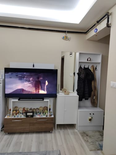 Yorumcunun dar bir alana yerleştirdiği, şık ve beyaz Rani P6 portmantonun kurulu hali.