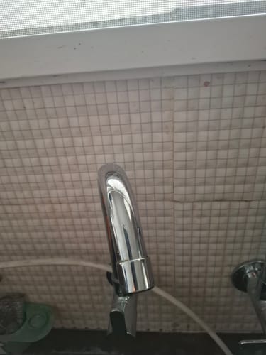 Customer shows a shiny, clean kitchen faucet after using the Nature Powered Dishwash Liquid.