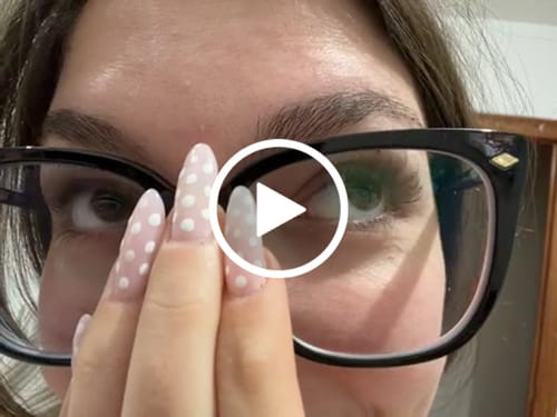 Customer video review of KosmaLash® | Sérum Crecimiento & Anticaída