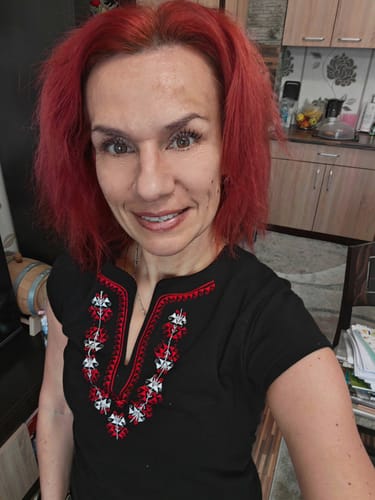 Customer photo review of Тениска с V-деколте с мотиви от шопско