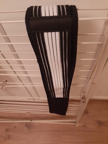 A vásárló Dr. Lumbar Isiász Deréköve egy szárítóállványon lóg.