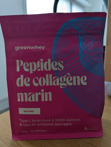 Sachet rose des Peptides de collagène marin d'un client, posé sur une table.