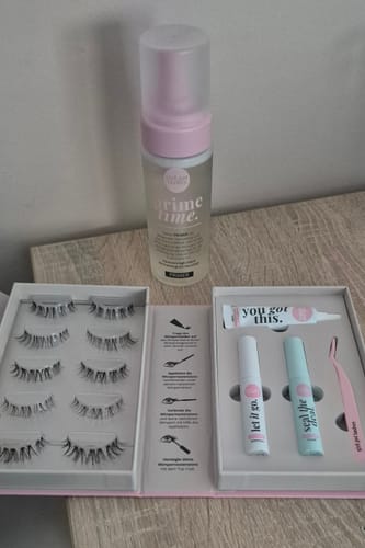 Ein Rezensent zeigt den 'prime time. PRIMER' neben einem geöffneten Wimpernverlängerungsset auf einem Tisch.